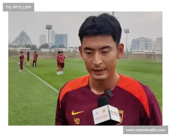 国足今日重庆训练主帅伊万轻松心情与助教畅谈气氛融洽 国足今日重庆训练主帅伊万轻松心情与助教畅谈气氛融洽